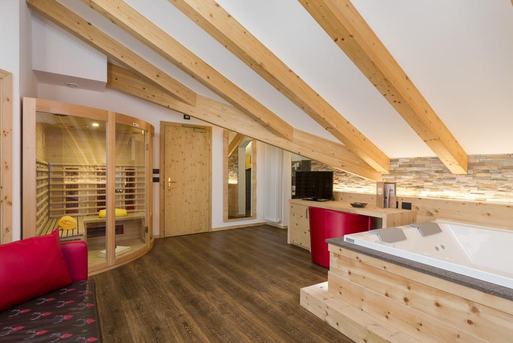 Wellness Hotel Lupo Bianco Canazei Exteriör bild
