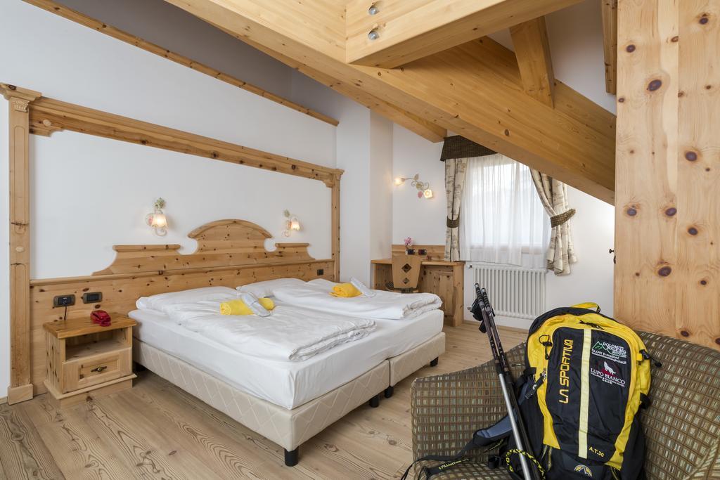 Wellness Hotel Lupo Bianco Canazei Rum bild